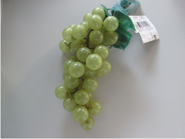  Das Foto zeigt einen Dekorationsartikel mit grünen Trauben, der als mit Lebensmitteln verwechselbare Produkt beanstandet wurde.