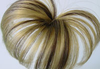 Foto einer Perücke mit gefärbten Haarsträhnen