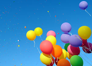 Luftballons fliegen in den Himmel.