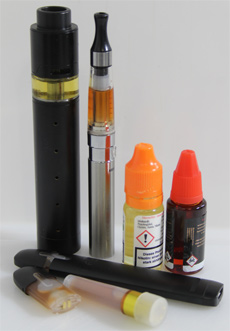 verschiedene E-Zigaretten und Liquids