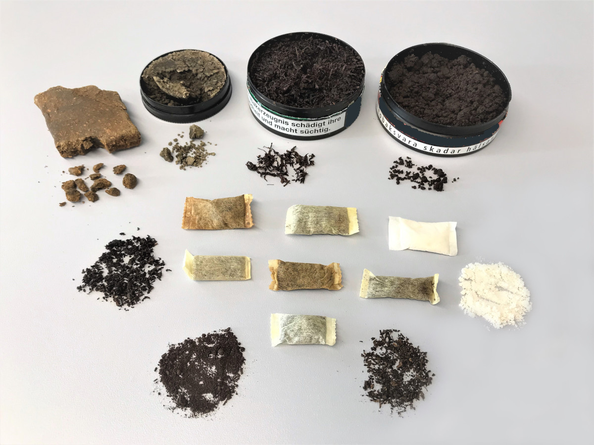  Das Foto links zeigt Produkte in loser Form, in Form von Portionsbeuteln sowie den Beutelinhalt von portionierten Produkten. Zwei der losen Produkte besitzen eine relativ lose Konsistenz. Davon besteht die Grundlage des einen Erzeugnisses aus gemahlenem Tabak, die Grundlage des anderen Erzeugnisses aus sehr fein geschnittenem Tabak. Die anderen losen Produkte weisen eine festere Konsistenz auf, besitzen jedoch als Grundlage ebenfalls gemahlenen Tabak. Die sieben abgebildeten, portionierten Produkte geben einen guten Überblick über verschiedene Varianten und Portionsbeutelgrößen. Drei Produkte haben Portionsbeutel in normaler/durchschnittlicher Größe (Länge circa 3,5 cm, Breite circa 1,8 cm). Eines dieser Produkte besitzt einen höheren Feuchtegehalt, wodurch der Portionsbeutel vom Tabak leicht braun verfärbt ist. Der zweite dieser normalgroßen Portionsbeutel, ist ein Produkt der „dry“-Variante, das heißt mit einem geringen Feuchtegehalt, wodurch der Portionsbeutel auch nicht von der Tabakeinlage verfärbt ist. Das dritte dieser Produkte liegt in der „all white“-Variante vor. Bei dieser Variante ist der Beutelinhalt weiß bis cremefarben, was bei der Herstellung durch die Verwendung von gebleichtem Tabak und/oder durch Zusatz von nur sehr geringen Tabakmengen erreicht wird. Drei der portionierten Produkte liegen in der „slim“-Variante vor, also mit dünneren Portionsbeuteln (Länge circa 3,5 cm, Breite circa 1,4 cm). Das letzte der portionierten Produkte ist in der „mini“-Variante, das heißt der Portionsbeutel besitzt insgesamt kleinere Maße (Länge circa 2,6 cm, Breite circa 1,4 cm).