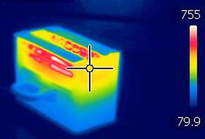 Die Abbildung  zeigt ein mit der Wärmebildkamera aufgenommenes Bild des Kohleanzünders in Betrieb. 