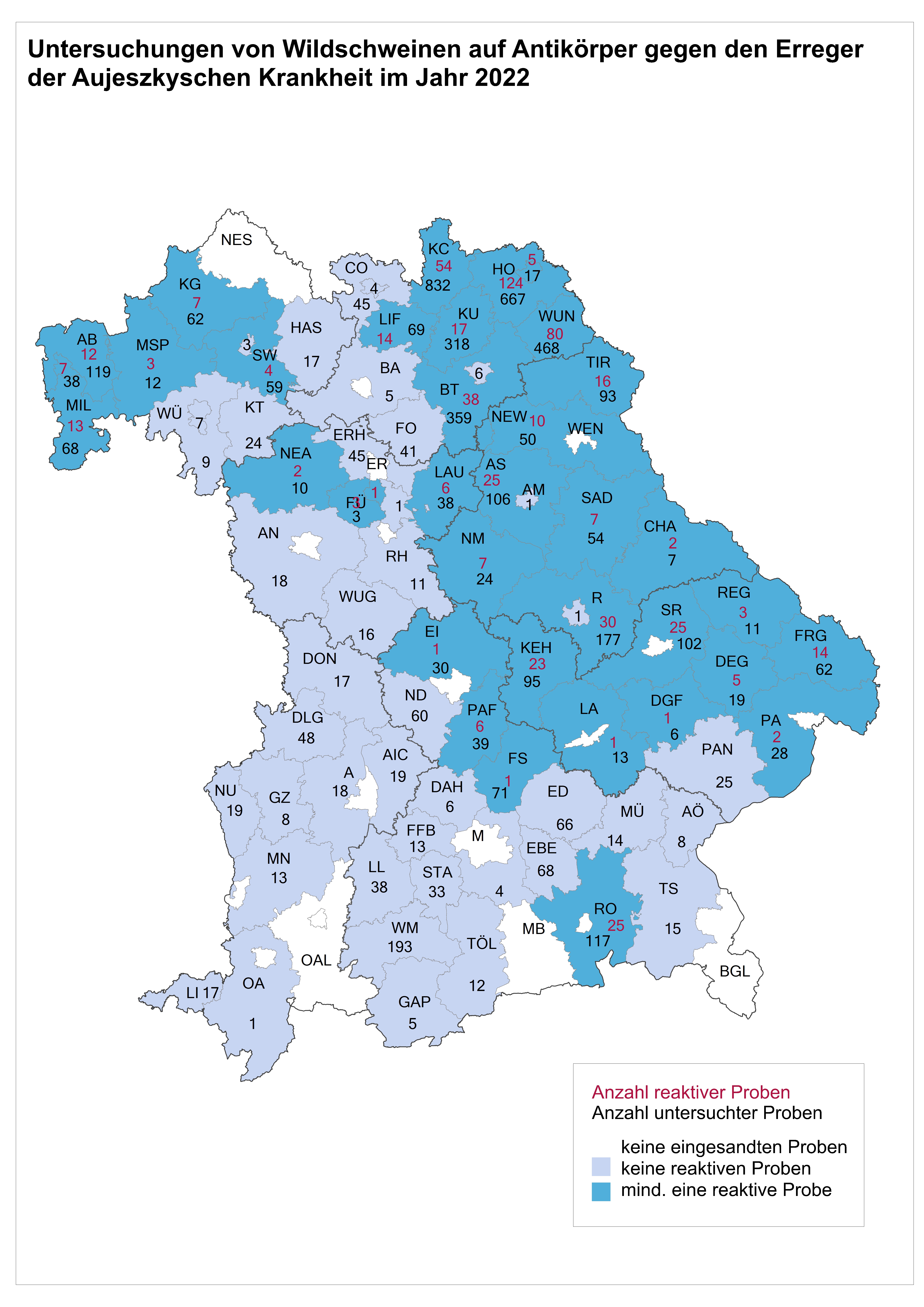 Die Abbildung zeigt eine Karte von Bayern, die numerisch und durch Farbmarkierungen darstellt, wie viele Wildschweine 2022 pro Landkreis auf Antikörper gegen SuHV-1 untersucht wurden und ob bzw. wie viele Proben reaktiv waren.