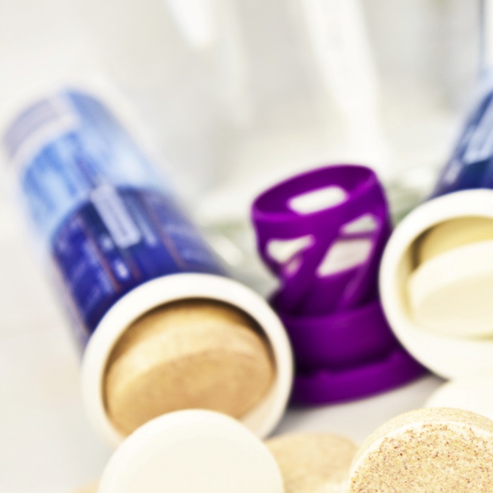 Bunte Brausetabletten in Röhren-Dosen. 
