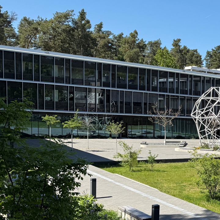 Bunte Brausetabletten in Röhren-Dosen. 

